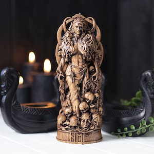 Hela, déesse de la mort et des enfers dans la mythologie nordique, est représentée dans un art symbolisant la séparation et le destin. Elle est également connue sous le nom de Hela, déesse de la mort et des enfers. Une statue de la déesse Hel est destinée à un autel Asatru.