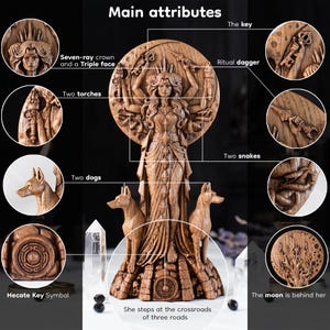 Op de afbeelding: Gedetailleerde houten sculptuur met een centrale vrouwelijke figuur met meerdere armen, een zevenstralige kroon en een drievoudig gezicht. De sculptuur bevat twee honden, twee fakkels, een rituele dolk, twee slangen en een sleutel. De basis heeft de tekst "She steps at the crossroads of three roads."