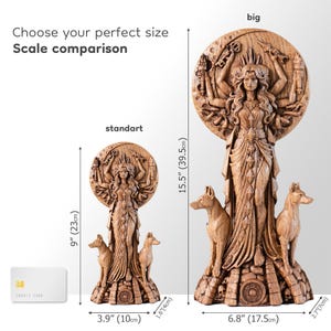 Op de afbeelding: Houten beeld van een godin met meerdere armen, een cirkelvormige halo en twee honden. Het beeld is 39,5 cm hoog. De afbeelding bevat een kleinere versie van het beeld, 23 cm hoog, ter vergelijking van de schaal.