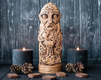 Thor, guerrero, antigua estatua de dios pagano nórdico, altar de dioses paganos escandinavos vikingos