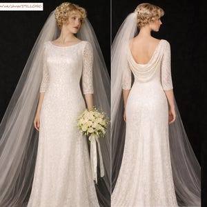 Puede incluir: Vestido de novia de encaje blanco con mangas tres cuartos y falda larga y fluida. El vestido presenta un escote redondo y una espalda baja con un detalle drapeado. Un velo transparente y un ramo de flores blancas completan el look nupcial.