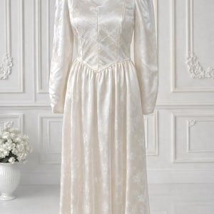 Vintage Satin Brautkleid mit Kragen: Brautkleid im Stil der 1940er Jahre Bild 2