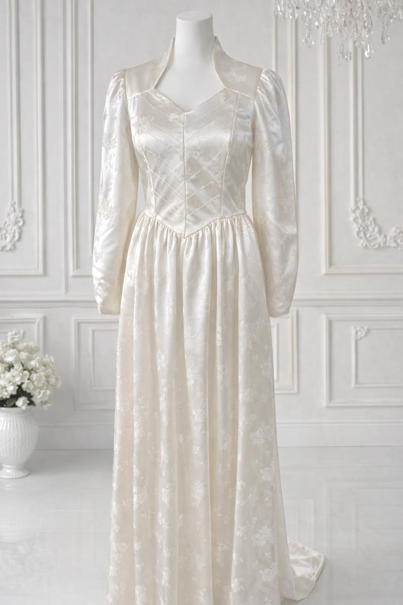 Vintage Satin Brautkleid mit Kragen: Brautkleid im Stil der 1940er Jahre Bild 2