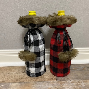 Buffalo Plaid Fur Wine Bottle Covers, Personalized Fur Plaid Wine bottle covers, Christmas Wine Gift, Christmas Dinner Gift, Wine Cover
