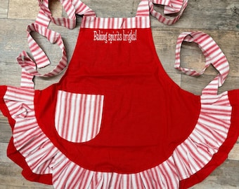 Delantal navideño rojo coqueto para adultos, bordado y personalizado, con volante