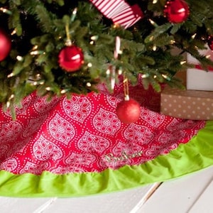 Christmas tree skirt, red and green tree skirt, personalized tree skirt, family tree skirt, colorful ruffled tree skirt, Whimsy tree skirt