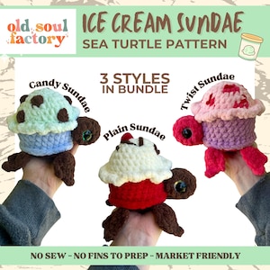 Può includere: Tre peluche di tartarughe marine all'uncinetto, ognuno in stile gelato. I gelati sono in tre stili: Candy, Plain e Twist. L'immagine include il testo "Ice Cream Sundae Sea Turtle Pattern" e "3 Styles in Bundle."