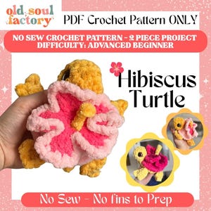 Könnte beinhalten: Eine gehäkelte Schildkröte mit gelbem Körper und einer rosa und hellrosa Hibiskusblüte. Der Text "Hibiscus Turtle" wird angezeigt. Das Bild enthält auch den Text "PDF Crochet Pattern ONLY" und "No Sew - No fins to Prep".