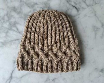 Handgestrickte Mütze mit Zopfmuster: Hunde- & Schafswolle-Mischung, hergestellt in Irland