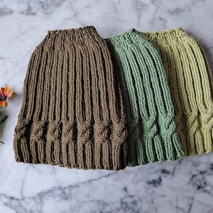 Knitting pattern: messy bun hat. Hat knitting pattern. Ponytail hat pattern. Knit hat pattern. Simple Cable Messy Bun Hat knitting pattern.