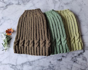 Knitting pattern: messy bun hat. Hat knitting pattern. Ponytail hat pattern. Knit hat pattern. Simple Cable Messy Bun Hat knitting pattern.