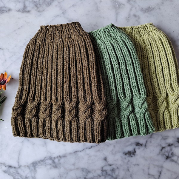 Knitting pattern: messy bun hat. Hat knitting pattern. Ponytail hat pattern. Knit hat pattern. Simple Cable Messy Bun Hat knitting pattern.