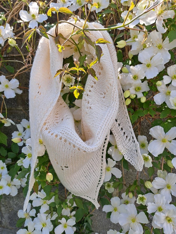 Shawl knit pattern: one skein shawl. Little Seagull Shawl. Easy lace shawl. Digital download. Travel knit pattern. Original knit design.