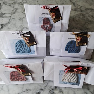 Strick-Kits: Anleitung & Wolle enthalten. Origineller Entwurf. Geschenk für Strickerin. Geschenk für Handwerker. Mütze Strickpaket. Handschuh-Strickpaket. Aran Mützen-Strickpaket