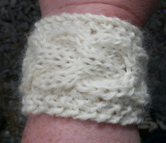 Aran Wristband: seamless knit bracelet with eternity cable in pure wool. Can be worn with cable facing either way; original design. Unisex