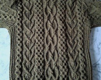 Aran - Pullover: handgestrickter Aran - Pullover in khaki-grüner Wolle, Größe XL