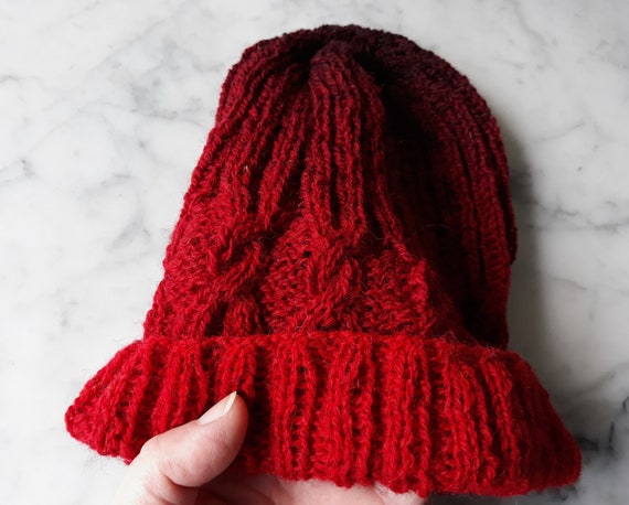 Cable knit beanie: fade beanies in black red. Handknit wool beanies. Slouchy beanie. Beanie for him. Beanie for her. Fade beanie black red.