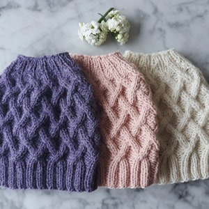 Breipatroon: Aran Messy Bun Hat. Digitale download. Brei je eigen muts. Gebreid mutspatroon. Directe download pdf. Kabelpatroon voor muts.