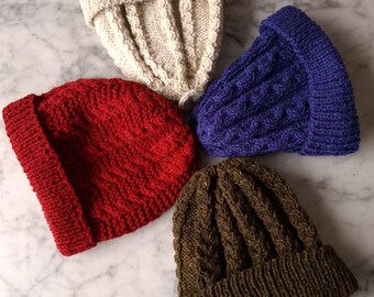 Mützen mit Zopfmuster: handgestrickte Wollmützen von den Araninseln. Echte Aran Haube