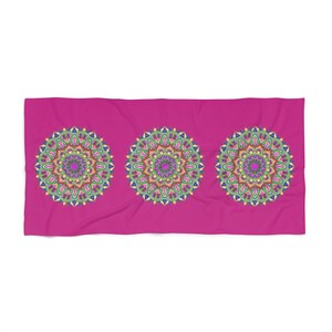 Strandhandduk, rosa med flerfärgad mandala