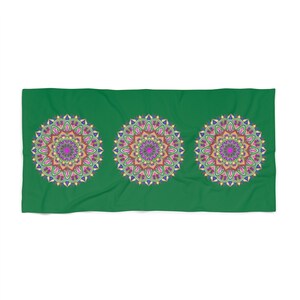 Strandhandduk, grön med flerfärgade mandalas