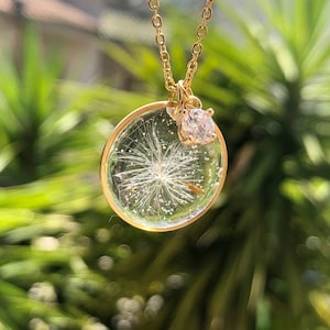 Echte Löwenzahn-Duschkopf-Halskette aus Harz. Goldschmuck-Anhänger mit echten Blumen. Halskette bringt Glückswünsche