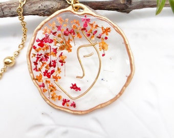 Handmade necklace depicting a woman's face. Necklace with real resin flowers. Unique and elegant jewellery. Gift idea for her