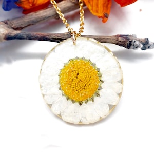 Real white daisy flower necklace for women. Dried flower jewelry pressed in resin. Women&#39;s gold necklace accessories. Unique gift for her.