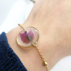 Women&#39;s gold bracelet with real bougainvillea flower in resin. Resin pendant with adjustable gold steel chain, one size fits all. Resin flower jewellery