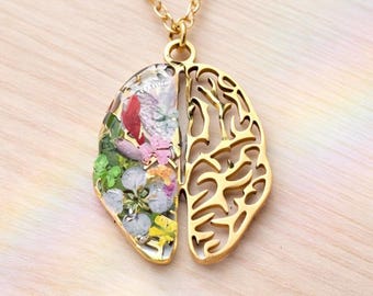 Collar artesanal con colgante de cerebro anatómico en acero y flores naturales. Joyería en resina. Regalo para médico.Regalo para psicólogos