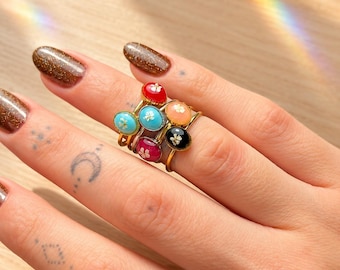 Minimalist adjustable ring with real flower, Queen Anne's Lace in colored resin, adjustable silver steel. Stackable ring.