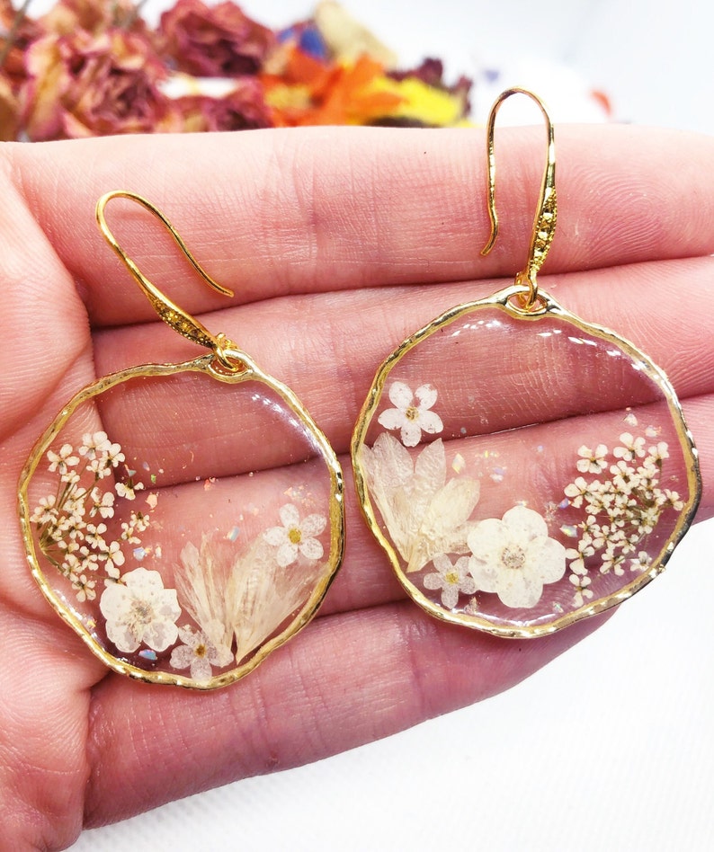 Boucles d'oreilles pendantes en laiton doré pour femmes avec pendentif en forme de fleur en résine véritable, bijoux en résine de fleurs séchées pressées, cadeau unique pour elle image 1