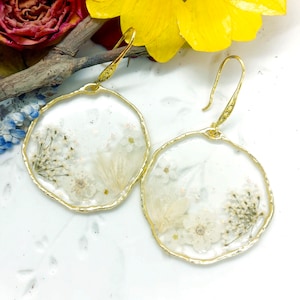 Boucles d'oreilles pendantes en laiton doré pour femmes avec pendentif en forme de fleur en résine véritable, bijoux en résine de fleurs séchées pressées, cadeau unique pour elle image 2