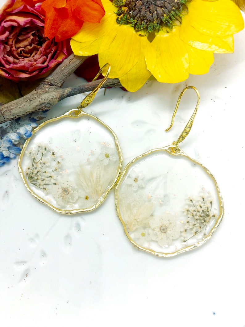 Boucles d'oreilles pendantes en laiton doré pour femmes avec pendentif en forme de fleur en résine véritable, bijoux en résine de fleurs séchées pressées, cadeau unique pour elle image 2