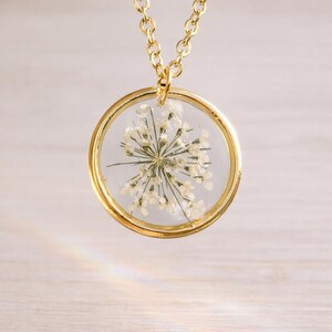 UVレジンで作った本物のひまわりの花びらのネックレス。ゴールドの