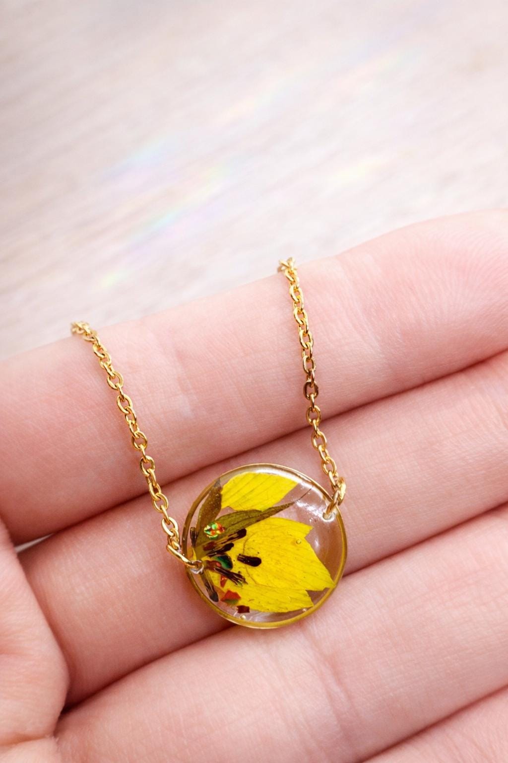 ヒマワリ　レジンネックレス UVレジンで作った本物のひまわりの花びらのネックレス。ゴールドの