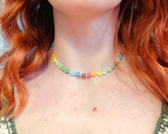 Collana di perline arcobaleno. Fiori di perline colorate. Collana colorata multicolore con perline a forma di fiore. Accessori estate