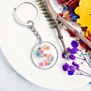 Nombre de la letra inicial del llavero de flor real. Llavero con amuleto de la suerte para casa, coche. Accesorios florales Idea de regalo de graduación de cumpleaños