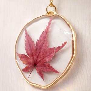 Collier pour femme orné d'une véritable feuille d'érable japonaise séchée et incrustée dans de la résine. Un cadeau de bon augure. Accessoires floraux authentiques.