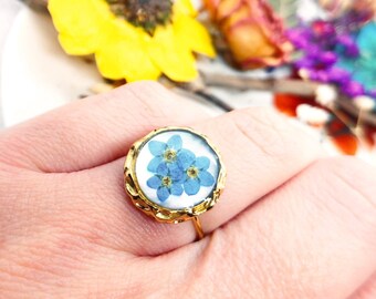 Boho-Ring mit echten Blumen aus Harz. Edelstahlring mit Vergissmeinnicht-Blumen. Verstellbarer Ring in Einheitsgröße. Vergessen Sie mich nicht