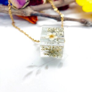 Women&#39;s gem nut necklace in real white resin flowers. Gift idea for her. Resin jewelry. Botanical necklace. Hypoallergenic and safe jewelry.
