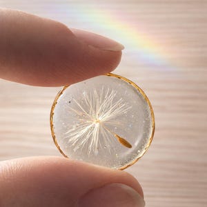 UVレジンで作った本物のひまわりの花びらのネックレス。ゴールドの