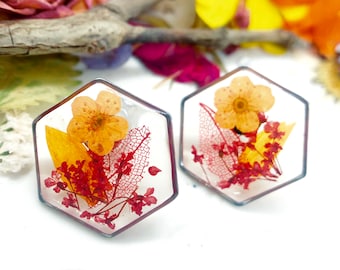 Pendientes de lóbulo hexagonal plateado transparente en resina con flores reales de color naranja y rojo. joyas de flores secas reales prensadas. Regalo único para mujer.