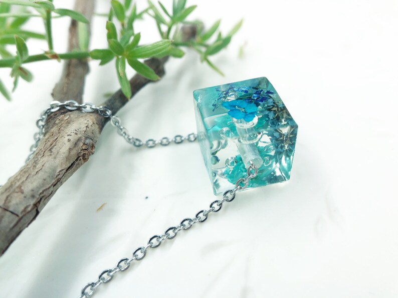 Botanical terrarium women/'s necklace Women/'s necklace gem nut in resin real blue flowers Resin jewelry Minimal Dried pressed flowers