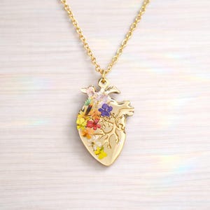 Collar Corazón Anatómico con Flores Reales en Resina UV – Colgante 2 cm Acero Inoxidable Oro/Plata – Regalo de Graduación en Medicina
