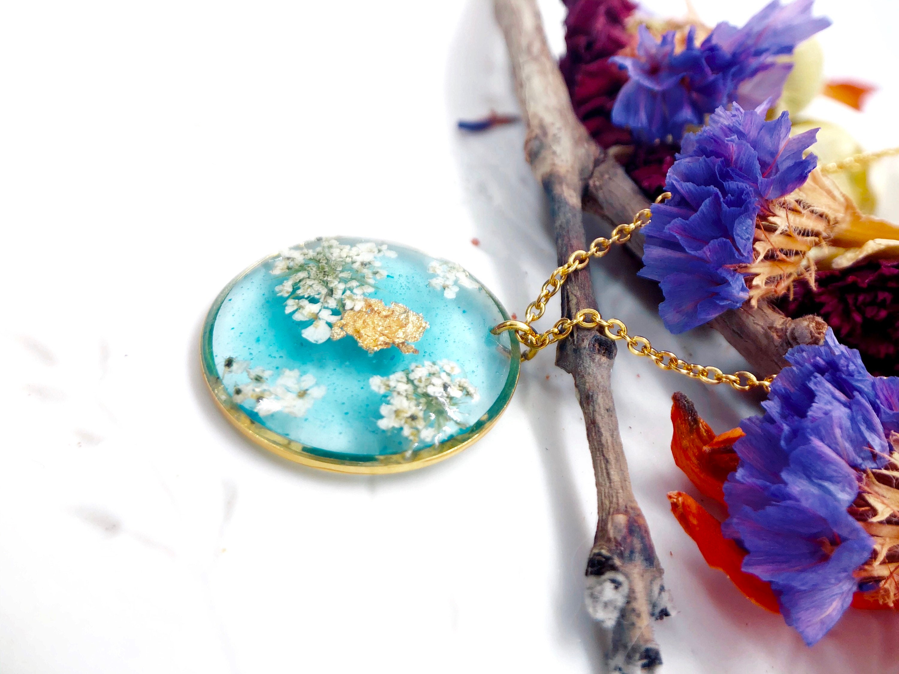 日本未入荷 Copping Zone - Flower Necklace Women's Necklace With Blue Sky Clouds Pendant, Real Flowers
