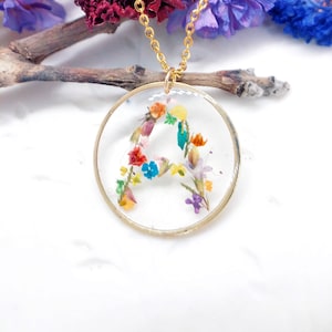Collar de letras iniciales. Collar con nombre de mujer. Collar de latón dorado. Colgante de flor de resina seca prensada real. Accesorios personalizados.
