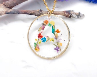 Initial letter necklace. Women&#39;s name necklace. Gold brass necklace. Real pressed dried resin flower pendant. Customized accessories.