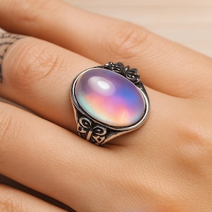 Damesring met Aurora Opaal edelsteen en Noordelijke Regenboog Doublets. Basis van 925 zilver. Verstelbare ring in één maat, past altijd. Opaalring.