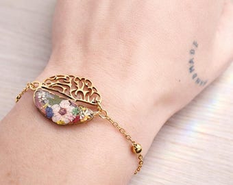 Handcrafted bracelet with an anatomical brain pendant and real flowers. Resin jewelry. Medical gift. Psychologists gift. Original idea.